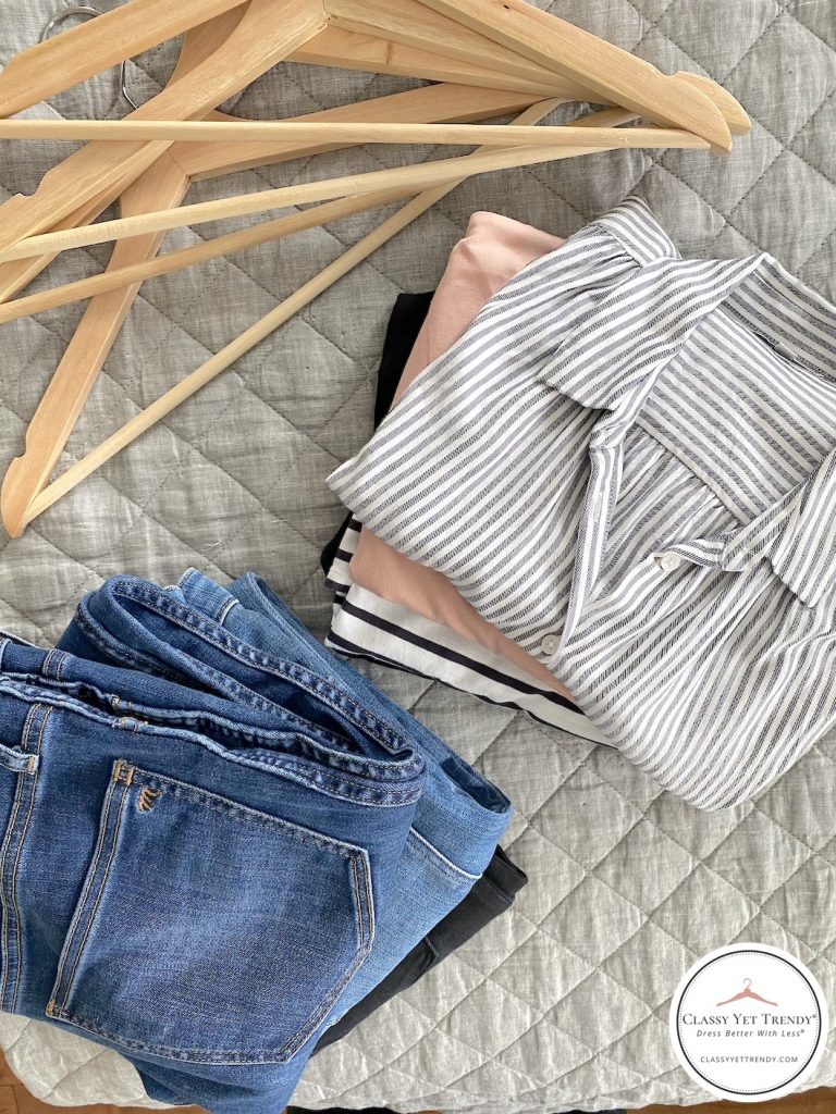 5-DAY-TRAVEL-CAPSULE-WARDROBE-CLOTHES-AND-HANGERS