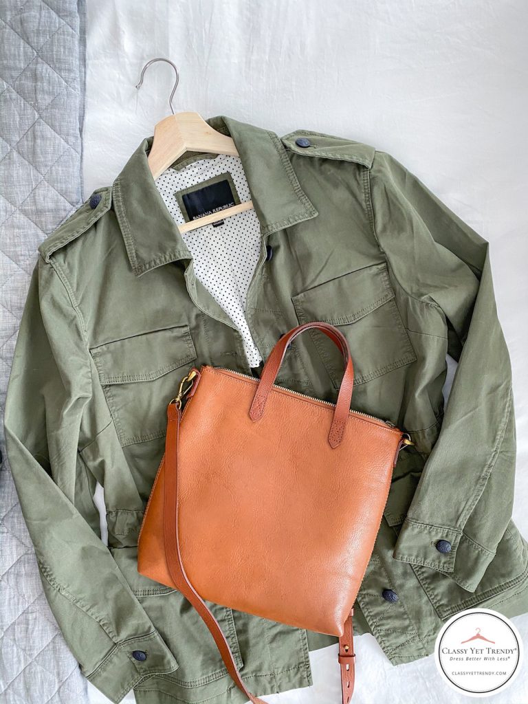 5-DAY-TRAVEL-CAPSULE-WARDROBE-UTILITY-JACKET-CROSSBODY-BAG