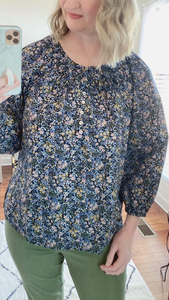 TRY-ON SESSION REVIEWS LOFT FEB 11 2022 - NAVY FLORAL TOP CLOSEUP