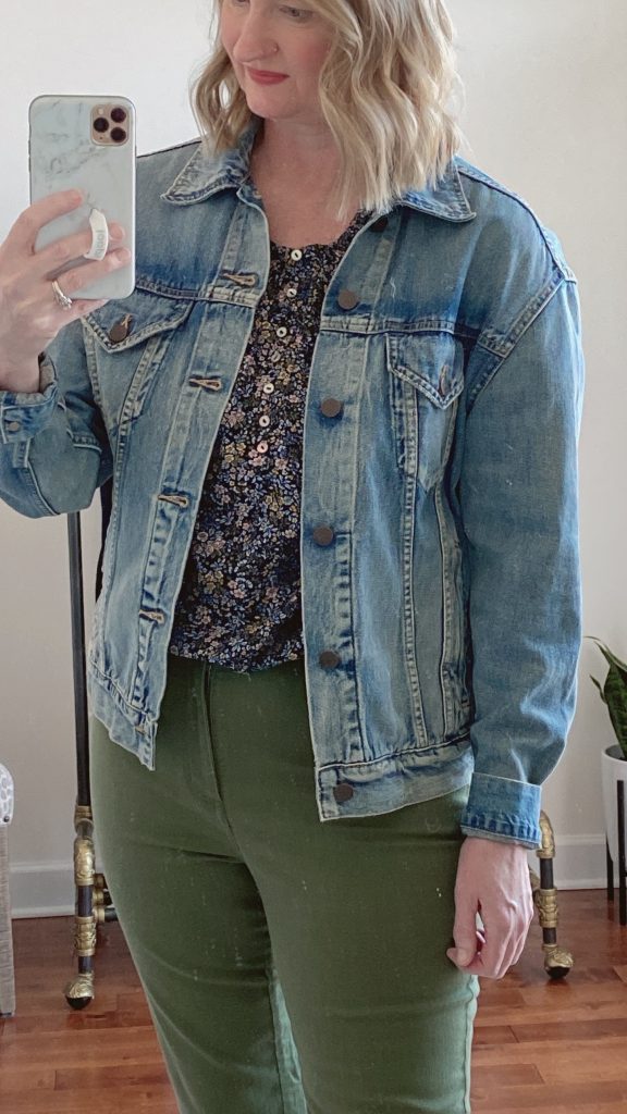 TRY-ON SESSION REVIEWS LOFT FEB 11 2022 - NAVY FLORAL TOP GREEN PANTS ABLE DENIM JACKET CLOSEUP